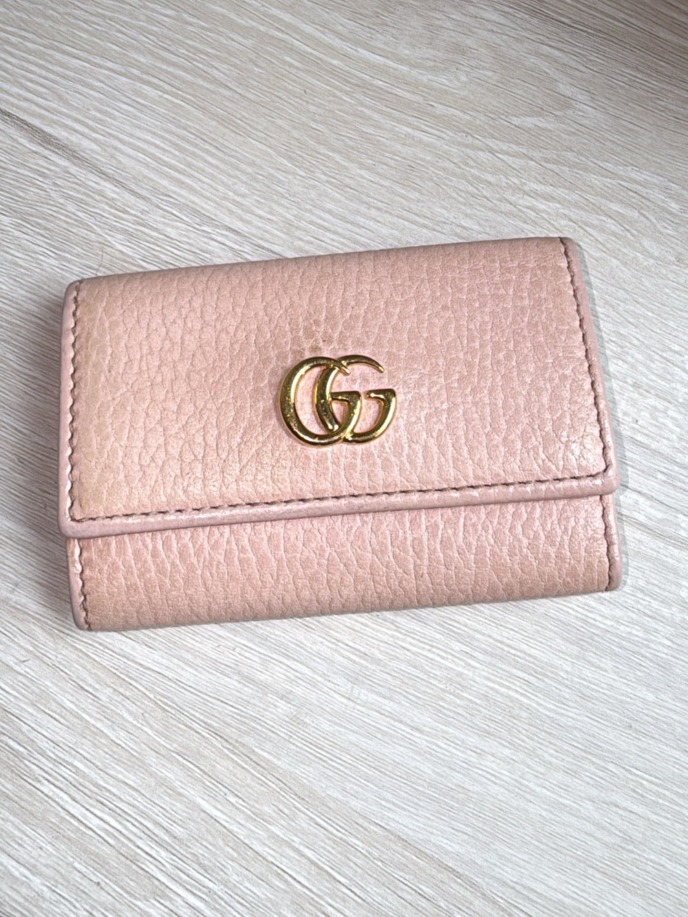 Gucci authentic Marmont 6 key holder in soft pink textured leather with GG logo